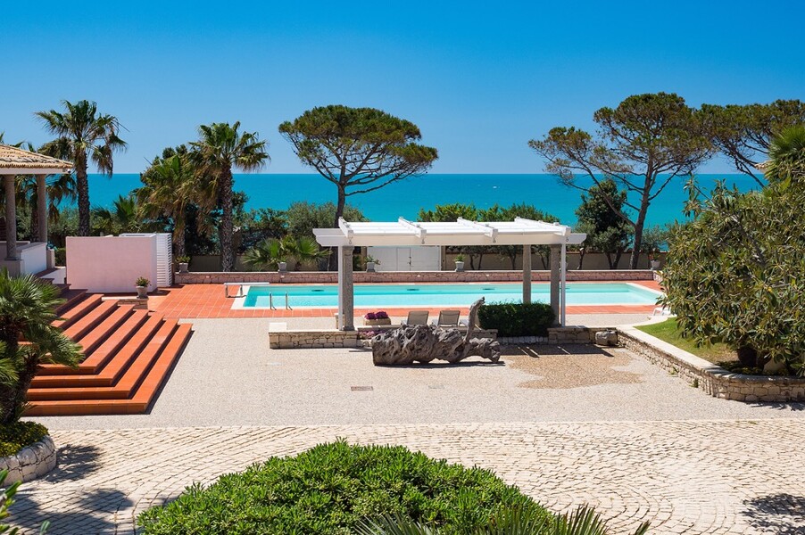 Pool mit Pinien im Garten der Villa Maya am Meer auf Sizilien
