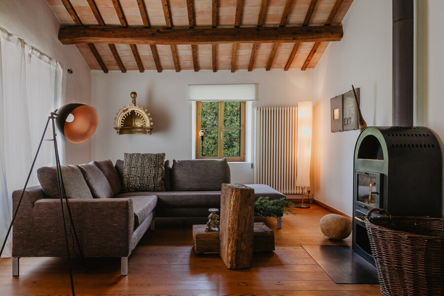 Gemütliches Wohnzimmer mit Ofen in Casa Sorbolongo