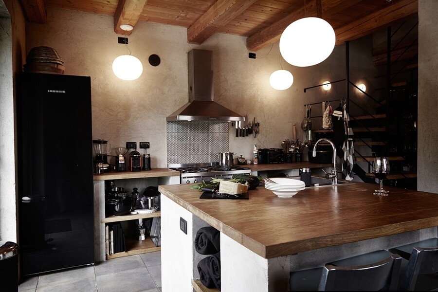 Stylische Küche in der Villa dell Orso im Piemont