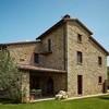 Steinhaus mit überdachter Terrasse und Olivenbäumen in Italien
