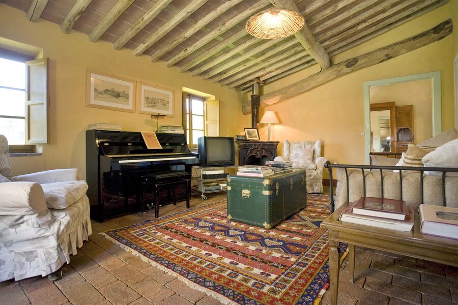 Wohnzimmer mit Charme und Klavier im Ferienhaus bei Lucca Bottino