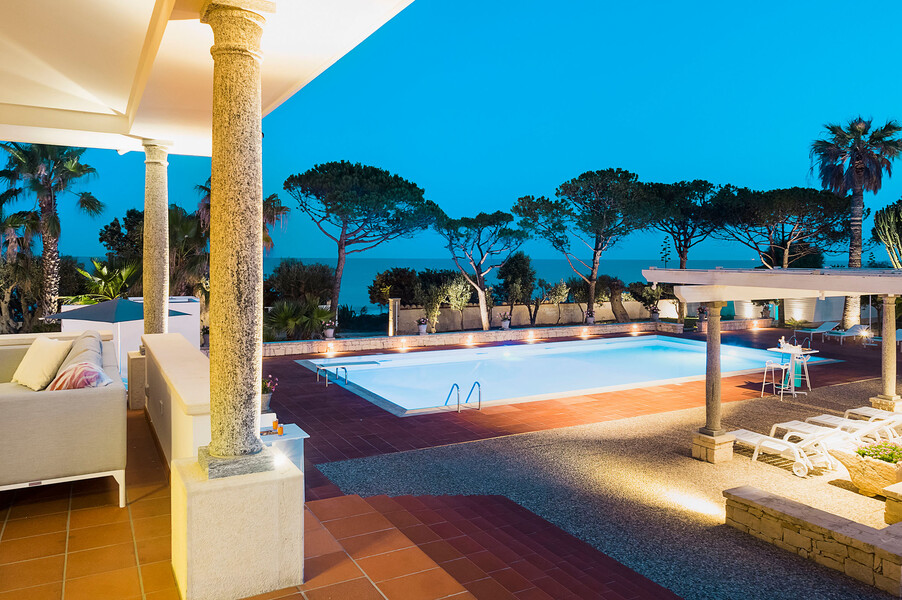 Beleuchteter Garten und privater Pool der Villa Maya auf der Insel Sizilien