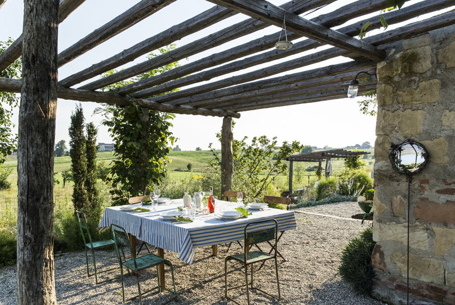 Tisch zum Essen im Freien im Ferienhaus Cascina Monferrato