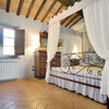 Schlafzimmer mit Himmelbett im Ferienhaus in der Toskana Le Rondini