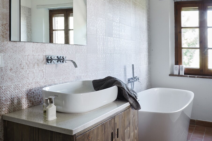 Modernes Bad mit Badewanne im Ferienhaus Bellaria in Umbrien