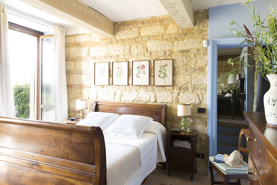 Antikes Doppelbett aus Holz in der Cascina Monferrato