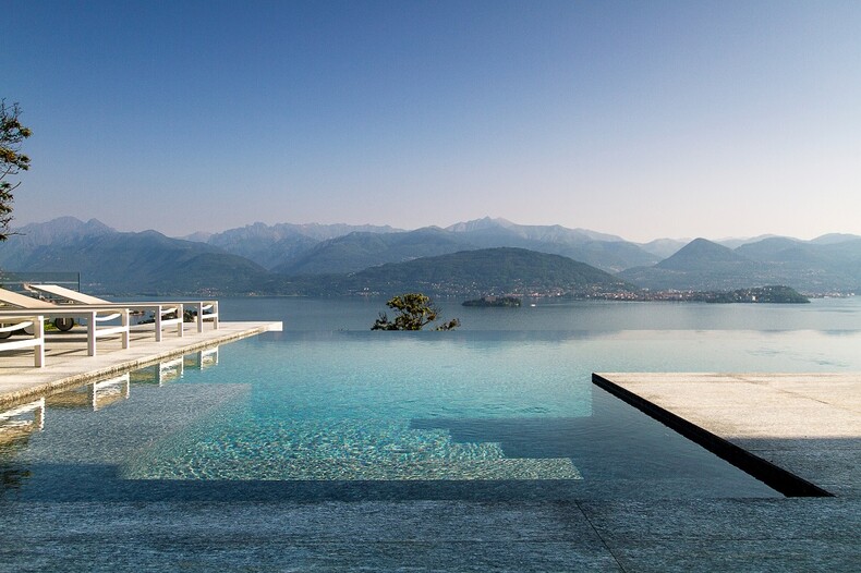 Ferienhaus mit Infinity-Pool am See in Norditalien