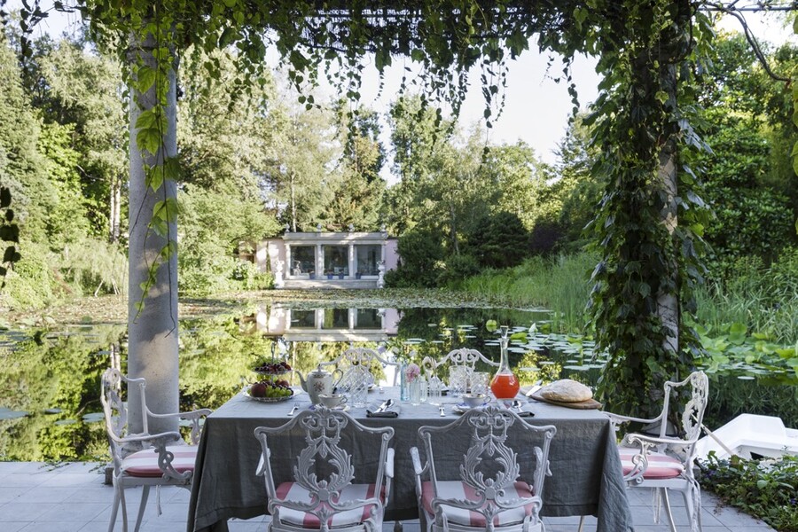 Villa Ottagonale breakfast on the patio