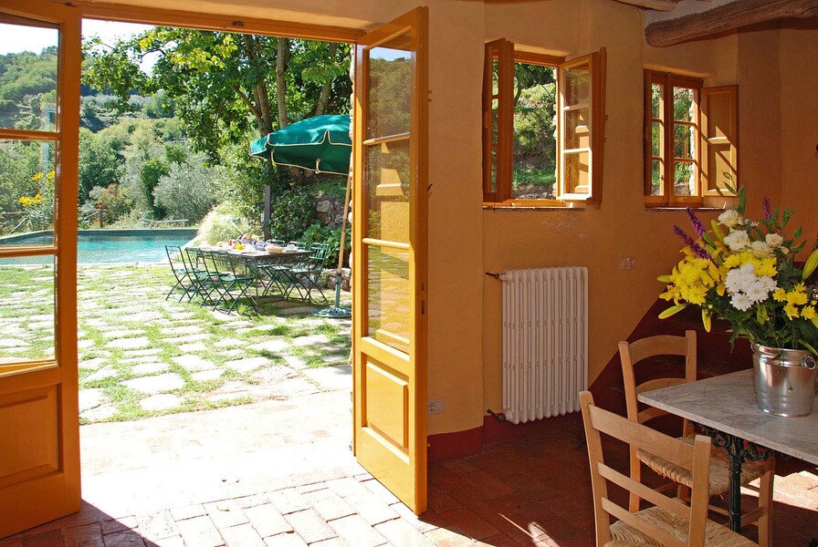 Küche mit direktem Zugang zum Aussenesstisch im Ferienhaus Bottino in Lucca