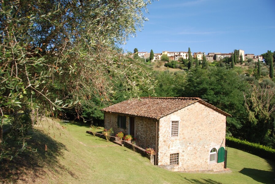 Ferienhaus Magrini inmitten eines Olivenhains mit dem Dorf San Gennaro bei Lucca