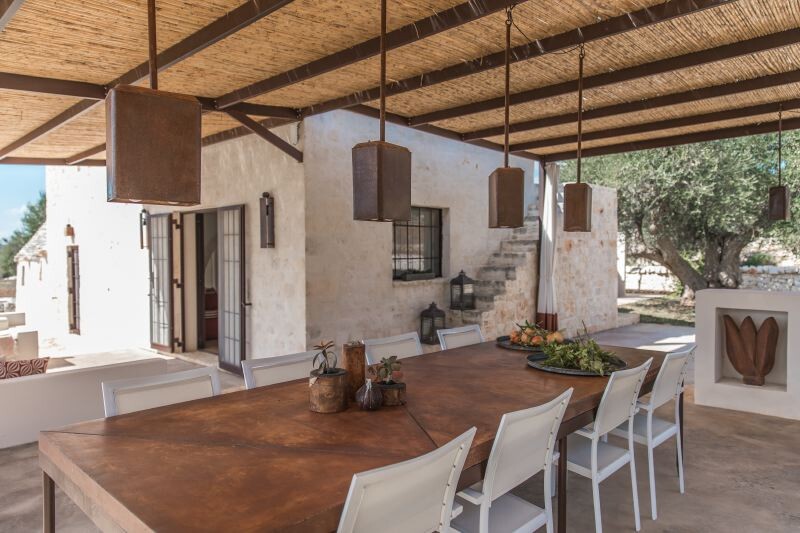 Pergola mit Aussenesstisch im Trullo Silvano in Apulien