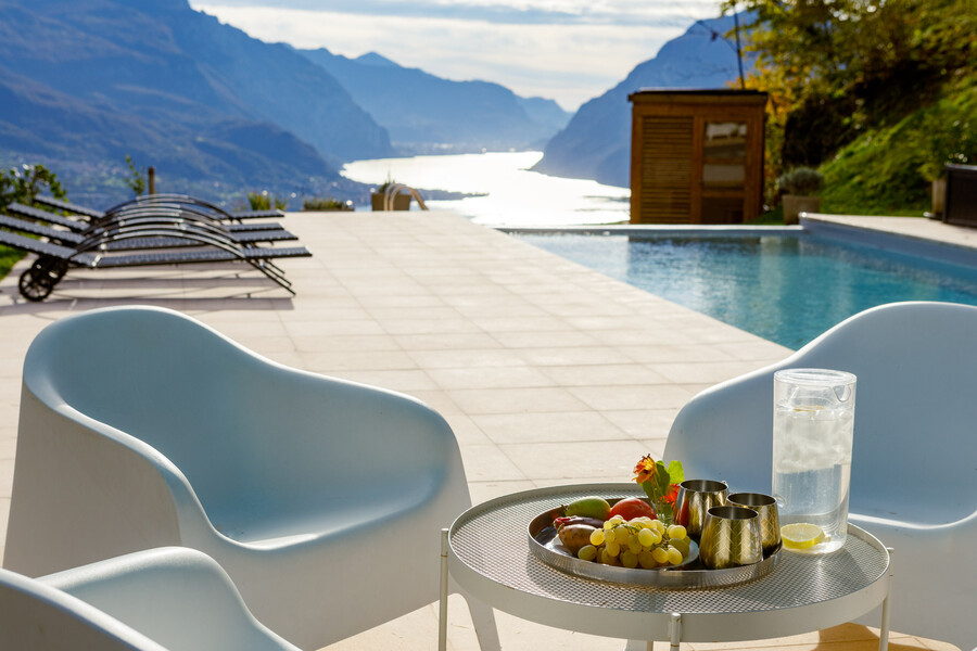 Villa Ponti Bellavista pool with grapes Lecco arm