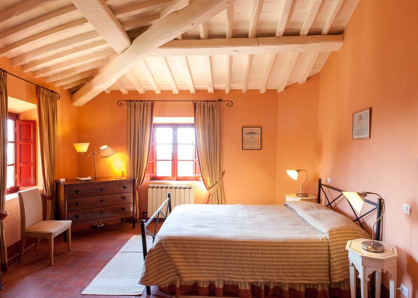 Erholen Sie sich nach einem langen Urlaubstag in der Toskana in einem der 17 Schlafzimmer in unserem Ferienhaus