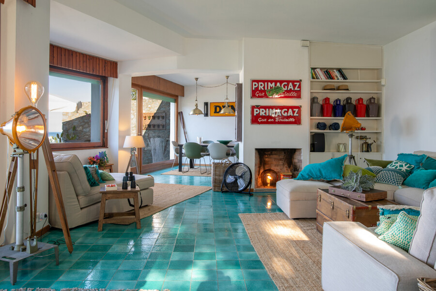 Wohnzimmer mit türkisen Fliesen im Ferienhaus Villa Procchio auf Elba