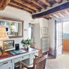 Geschmackvoll eingerichtes Wohnzimmer im Ferienhaus Damiano bei Lucca