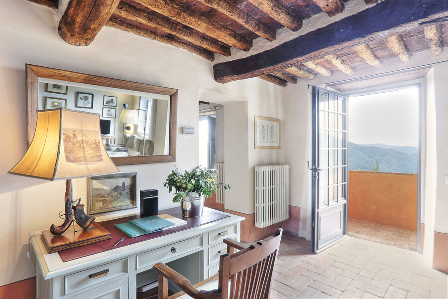 Geschmackvoll eingerichtes Wohnzimmer im Ferienhaus Damiano bei Lucca