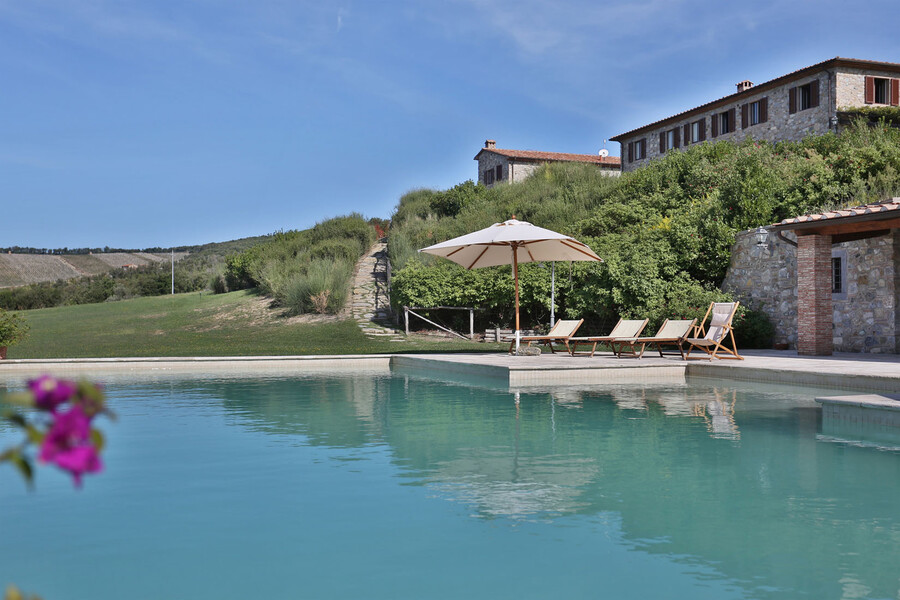 Unterhalb der drei Häuser der Ferienvilla La Lepraia befindet sich ein toller Pool und viel Platz für Ruhe und Erholung