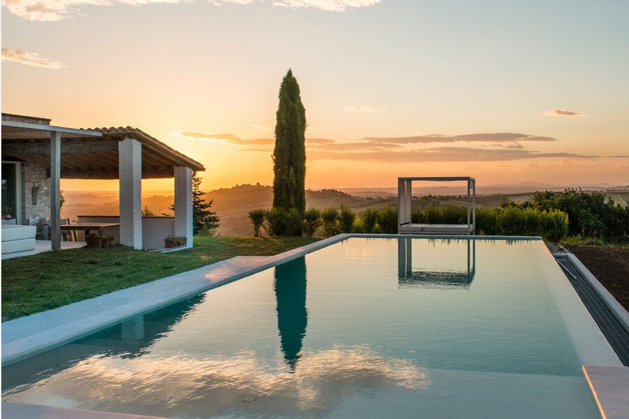 Privater Pool mit Pergola und Zypresse in Ferienhaus in den Marken