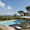 Privater Pool mit Sonnenliegen im Ferienhaus Bellaria in Umbrien