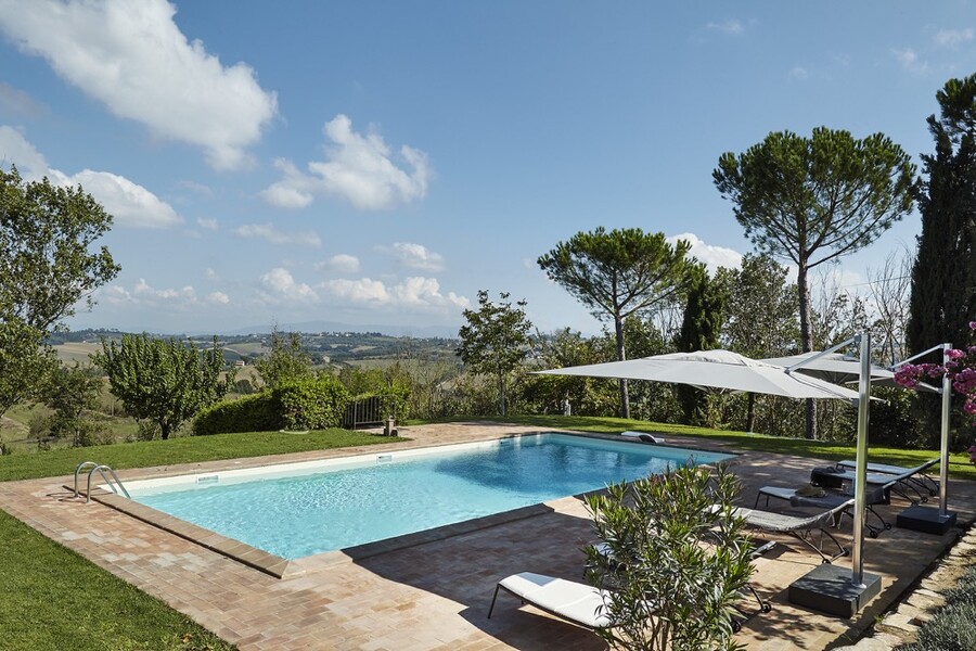 Privater Pool mit Sonnenliegen im Ferienhaus Bellaria in Umbrien