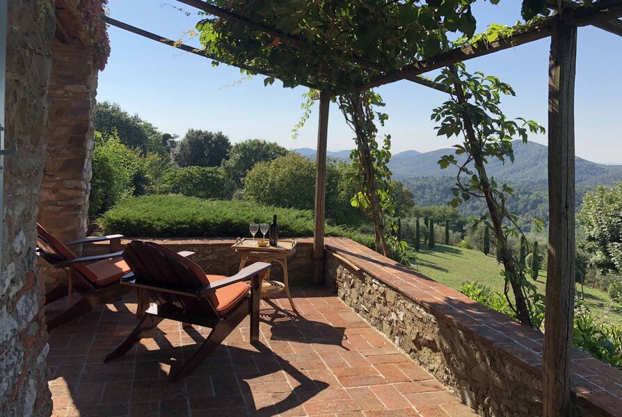 Veranda des Ferienhauses in der Toskana Compignano Barn mit herrlichem Ausblick über die grünen Hügel der Umgebung