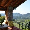 Herrlicher Ausblick über die Apuanischen Alpen von der Terrasse des Ferienhauses Compignano Barn in der Toskana