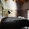 Modernes Schlafzimmer mit Steinhaus Villa dell Orso im Piemont