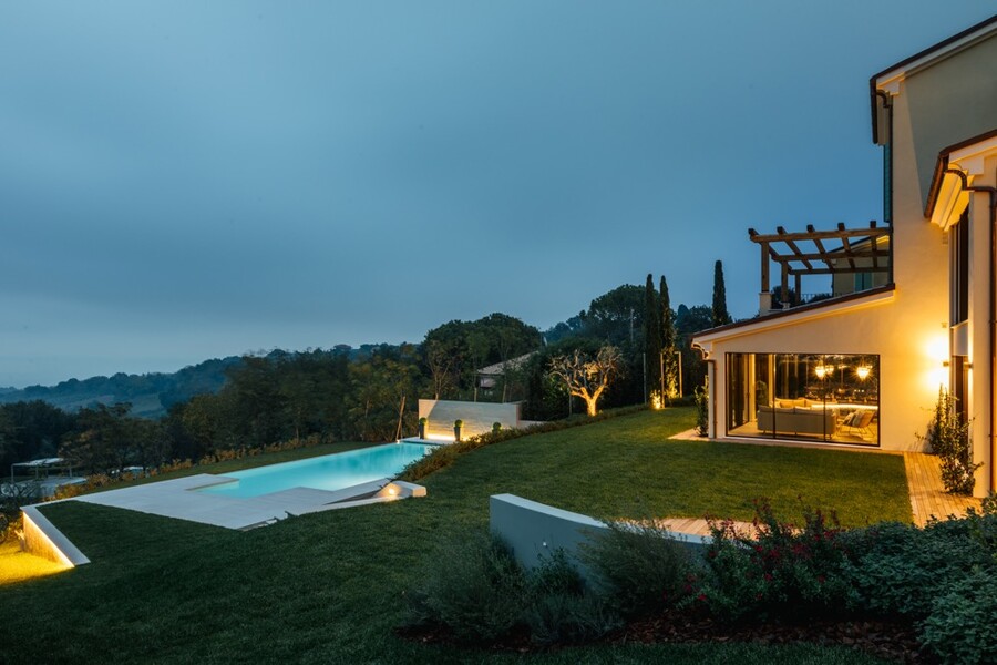 Night side view of Villa Olivo Villa Olivo Photo credit Andrea Volpini