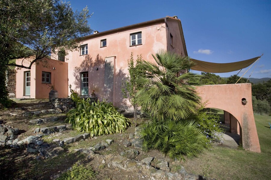 Ferienhaus in Ligurien mit Terrasse und Sonnensegel und dem Garten mit Palmen