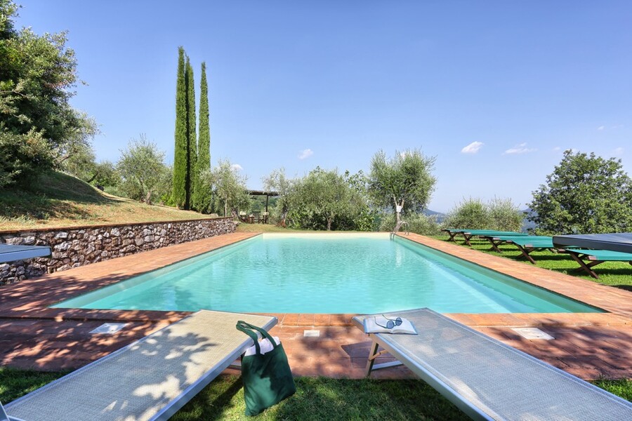 Pool mit Sonnenliegen im Ferienhaus in Lucca