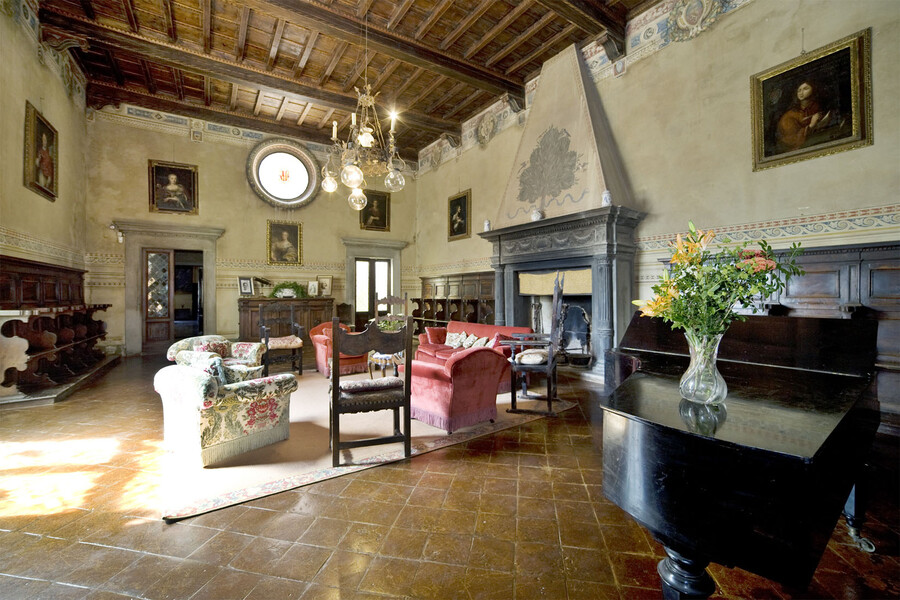 Elegantes, historisches Wohnzimmer in der Villa in der Toskana