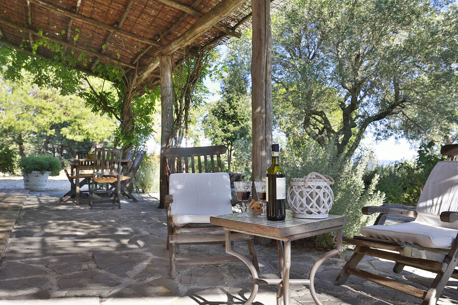 Terrasse mit Gartenmöbeln im Ferienhaus monte cavallo in der Toskana