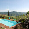 Pool vom Ferienhaus Damiano mit Blick in der Toskana und Zypressen