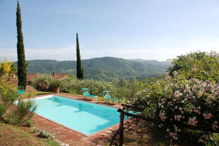 Pool vom Ferienhaus Damiano mit Blick in der Toskana und Zypressen