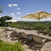 Terrasse mit Ausblick auf die grünen und bewaldeten Hügel der Toskana