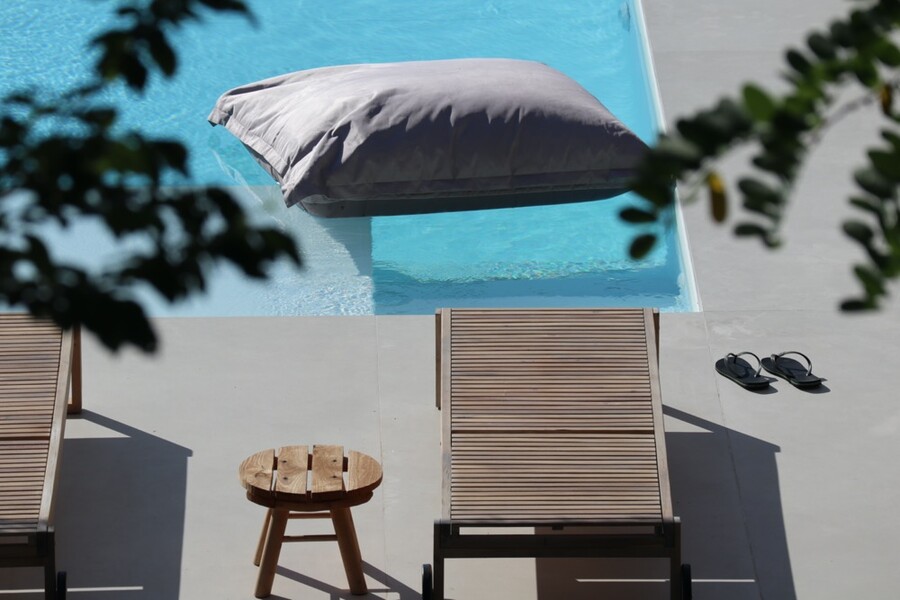 Pool mit Sonnenliege im Ferienhaus Casa Fontegenga in den Marken