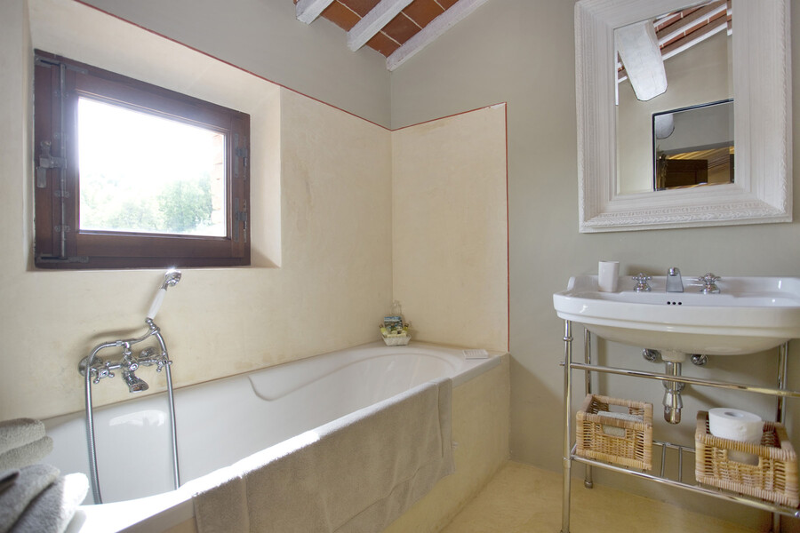 Genießen Sie ein entspannendes Bad in einer der Wannen im Ferienhaus La Maccinaia