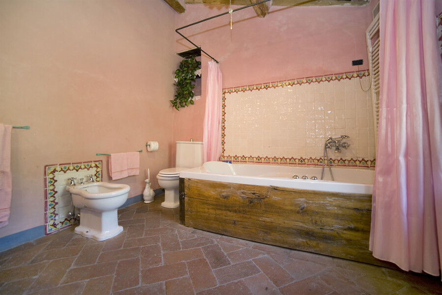 Dieses Badezimmer mit Steinbadewanne ist sicherlich ein Eyecatcher