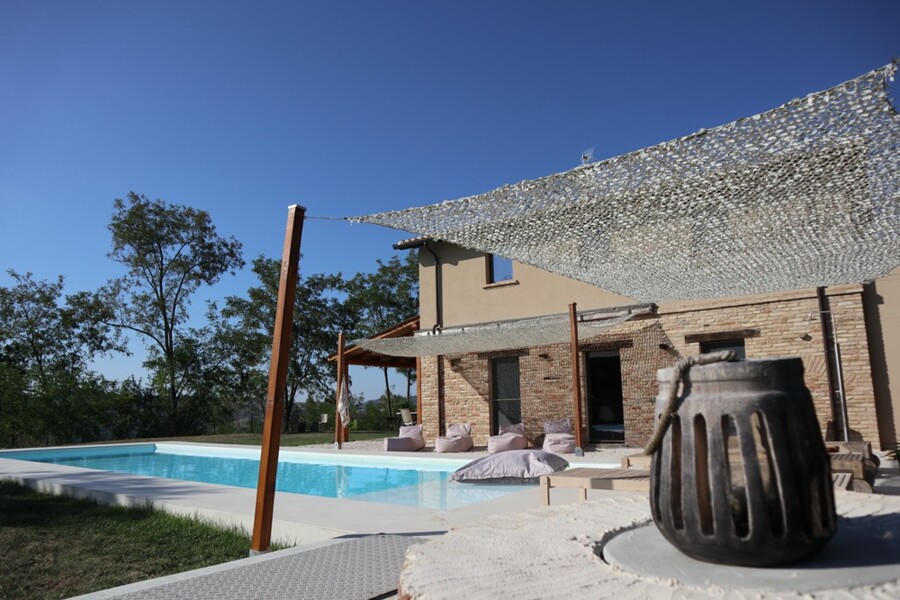 Pool zur Alleinnutzung mit Sonnensegel in der Casa Fontegenga in Le Marche