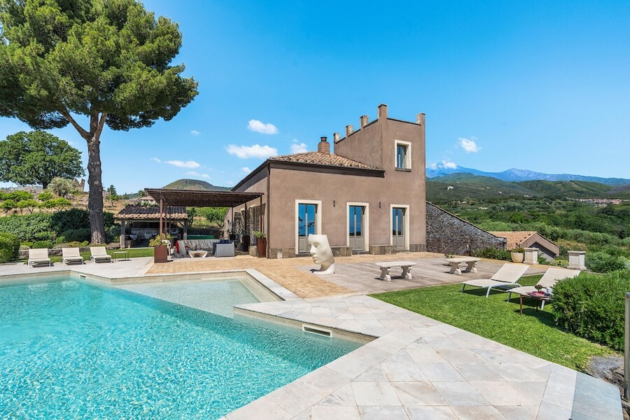 Villa in Sizilien mit großem Pool und Panorama über die Landschaft