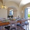 Elegantes Esszimmer mit grossem Tisch im Ferienhaus Le Porciglia bei Siena