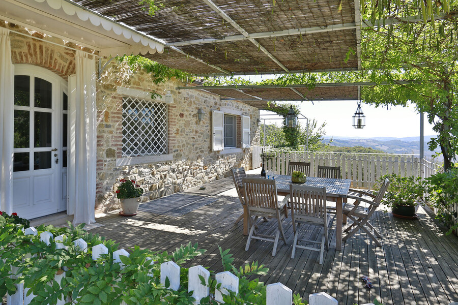 Pergola mit Aussenesstisch im Ferienhaus in der Toskana La Campanina