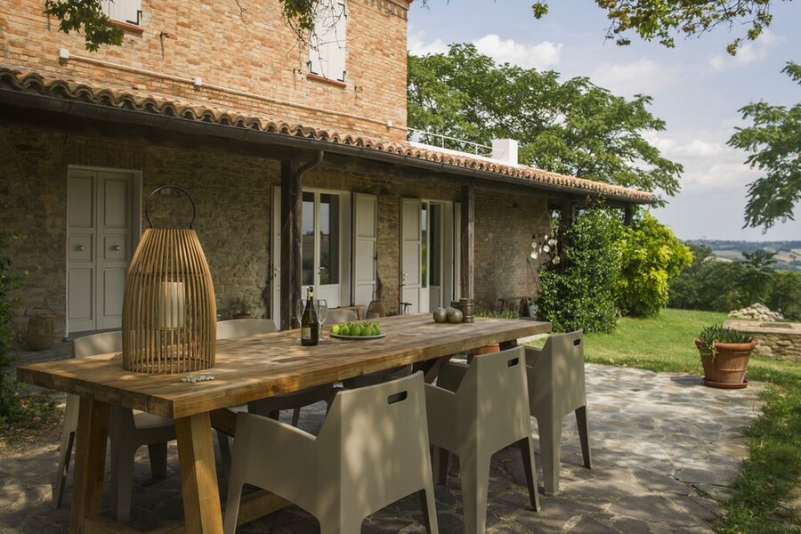 Outdoor table in the holiday home Casa delle Marche