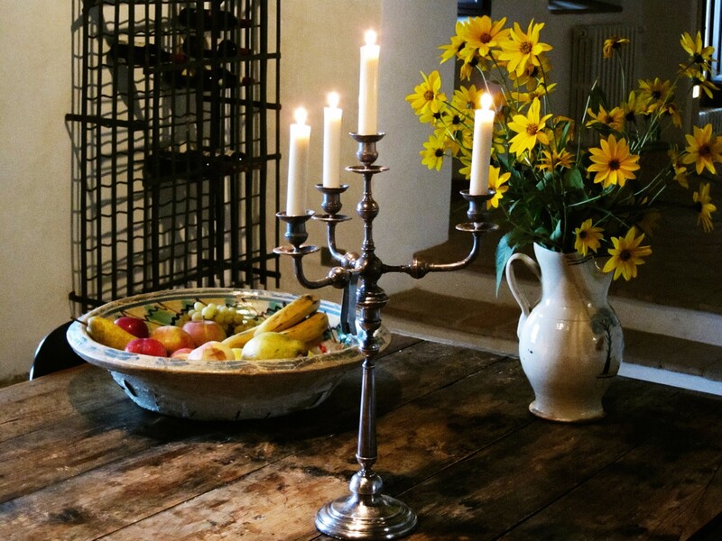 Holztisch mit Kerzen in der Casa Bramasole