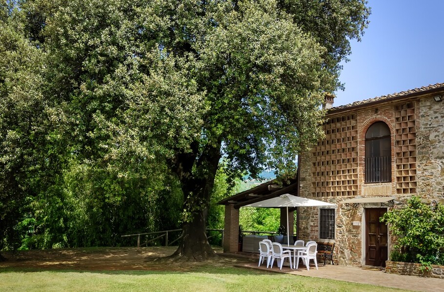 Heuschober mit grossem Baum uns Gartentisch im Ferienhaus Casa Tonio