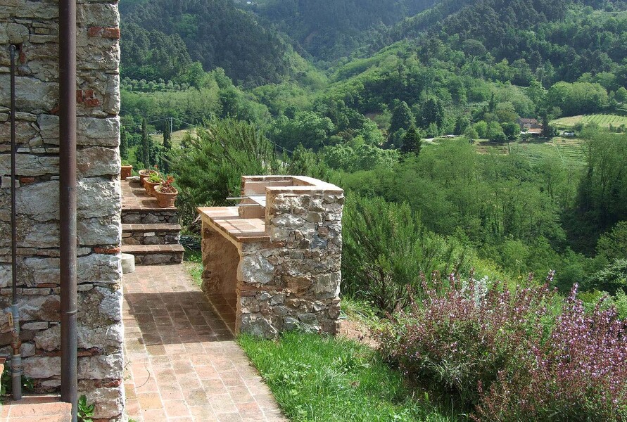 Bbq in the garden with breathtaking views in the villa in Lucca Bottino