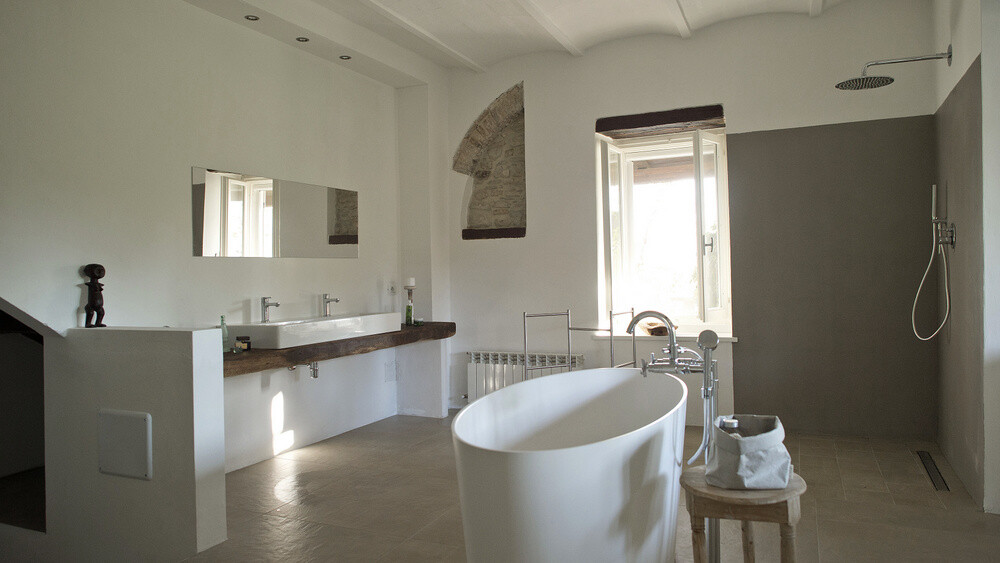 Modernes Bad mit Design-Badewanne im Ferienhaus in den Marken