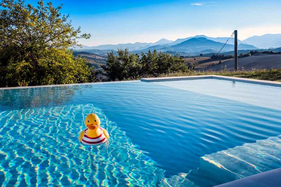 Privater Pool mit Blick auf die Apenninen vom Ferienhaus Ca Mattei in den Marken