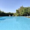 Ziehen Sie Ihre Bahnen im großen Pool der Villa Clara