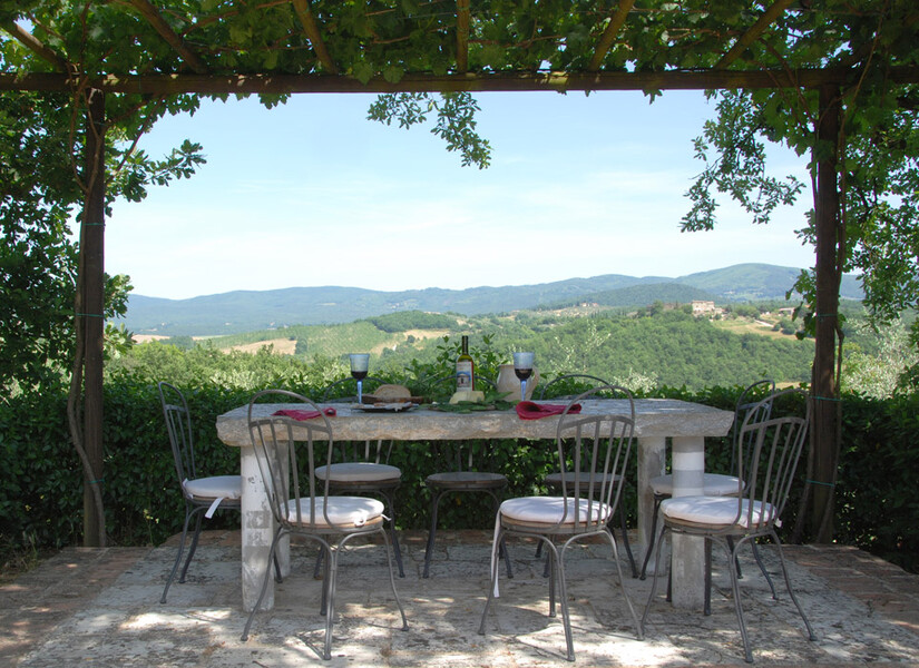 Ferienhaus mit Steintisch mit Pergola und Blick über die Toskana 